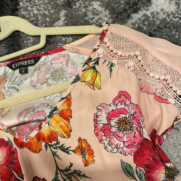 GORGEOUS like new express flower top size M - Picture 3 of 3